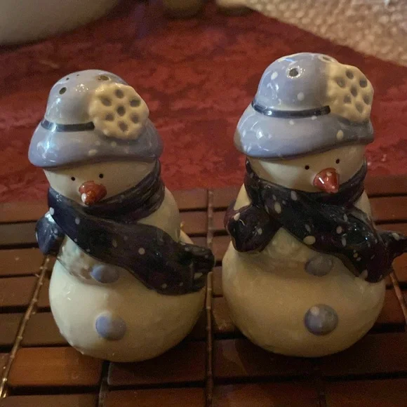 BX49 Vintage Ceramic Snowman Couple Christmas Holiday Salt Pepper Shakers. 4.5” - Picture 2 of 5